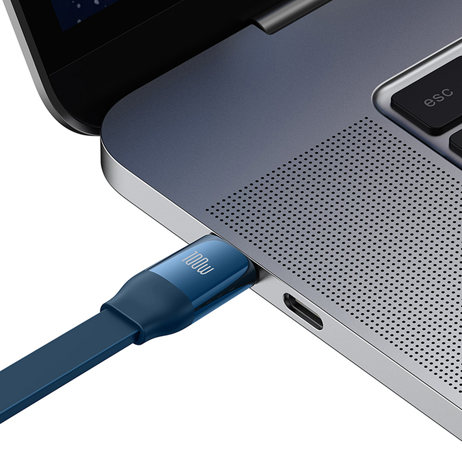 Un cable USB-C azul está conectado a una computadora portátil. La computadora portátil es gris con una pantalla negra. El cable tiene una etiqueta de 100w.