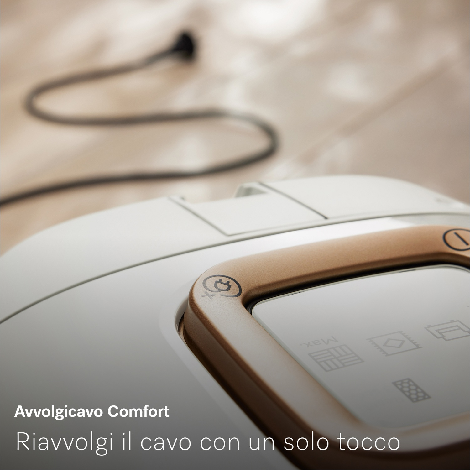 Primo piano di un elettrodomestico bianco e dorato con cavo. L'elettrodomestico ha un pannello di controllo touch con icone. Testo in basso.