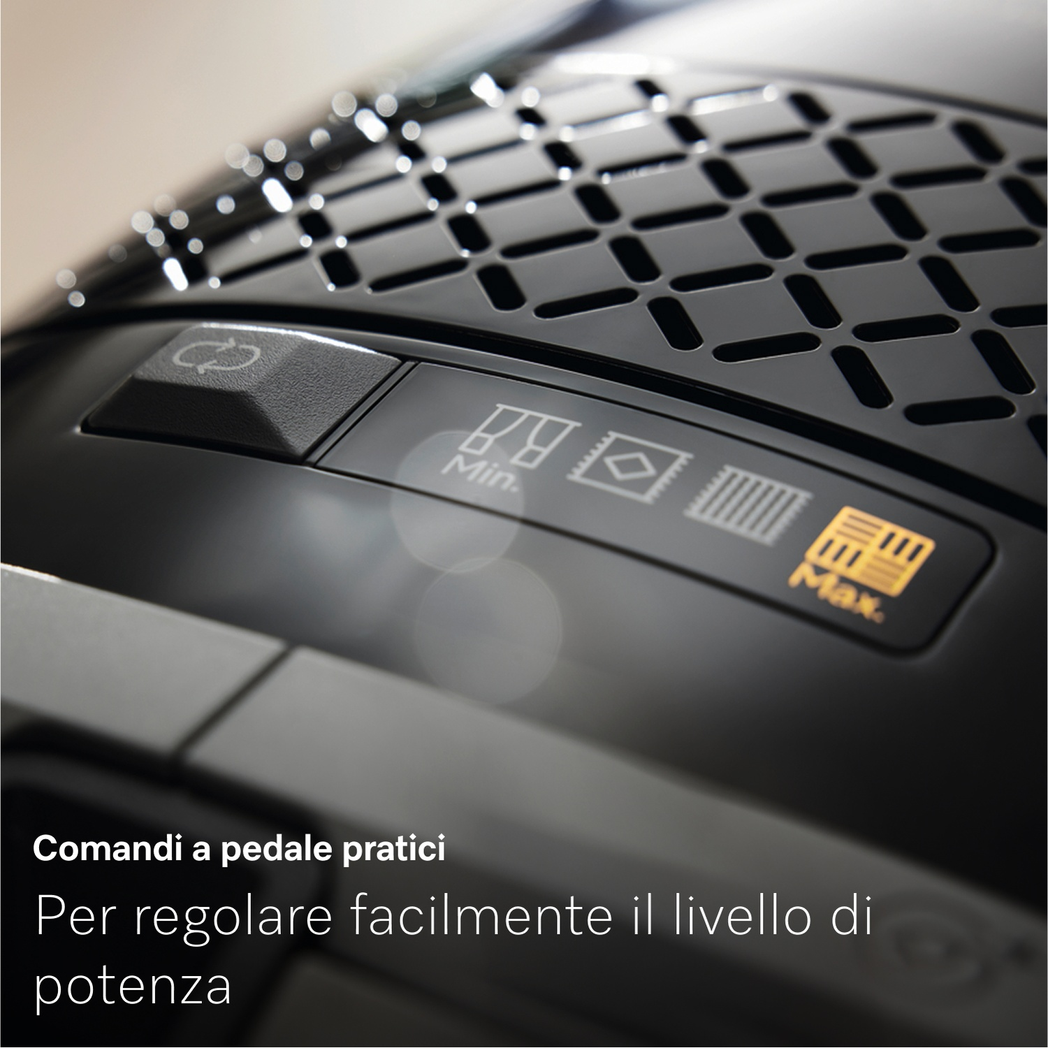 Primo piano del pannello di controllo di un aspirapolvere nero. Ha pulsanti e icone per le impostazioni di alimentazione e un simbolo rotante.
