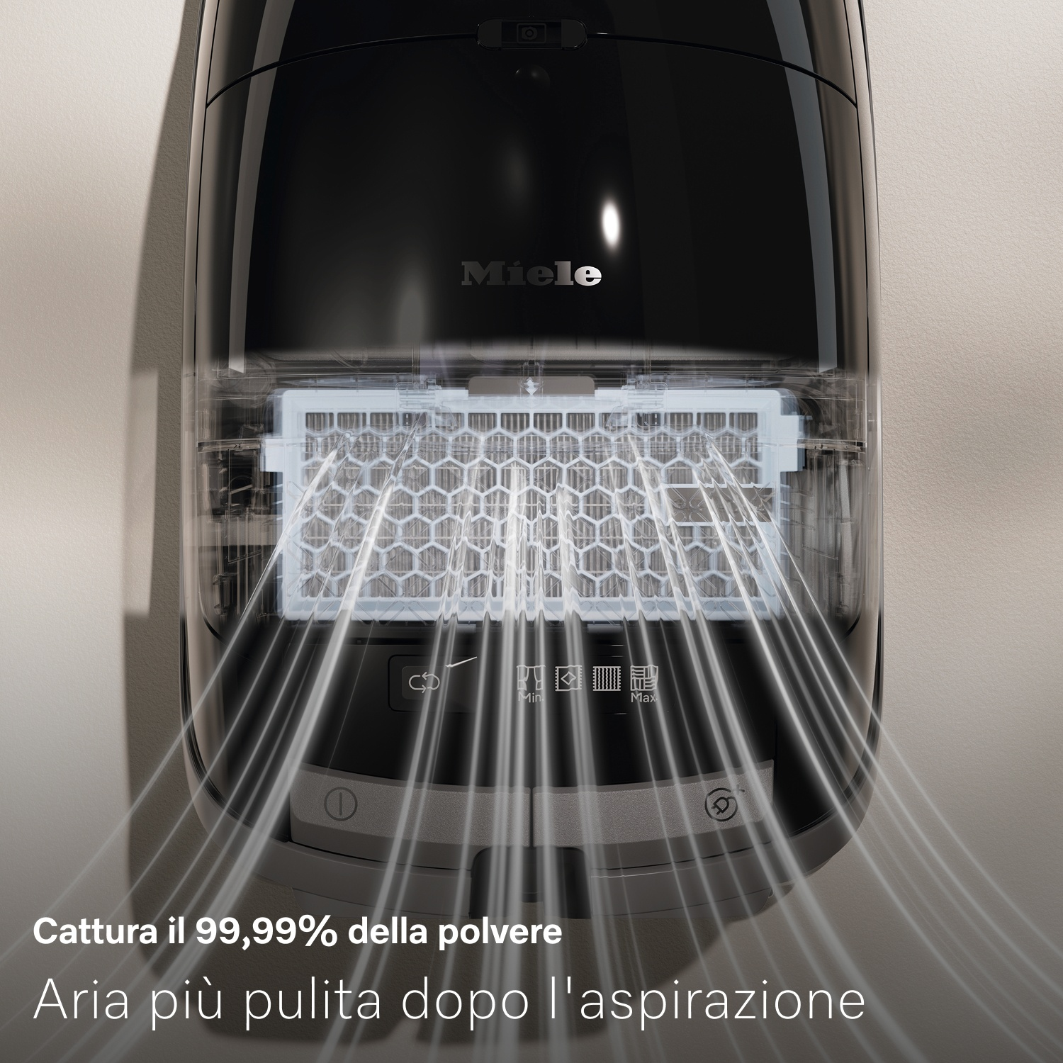 Aspirapolvere Miele nero con filtro trasparente. Linee di flusso d'aria mostrano aria pulita. Testo: 'Cattura il 99,99% della polvere'.