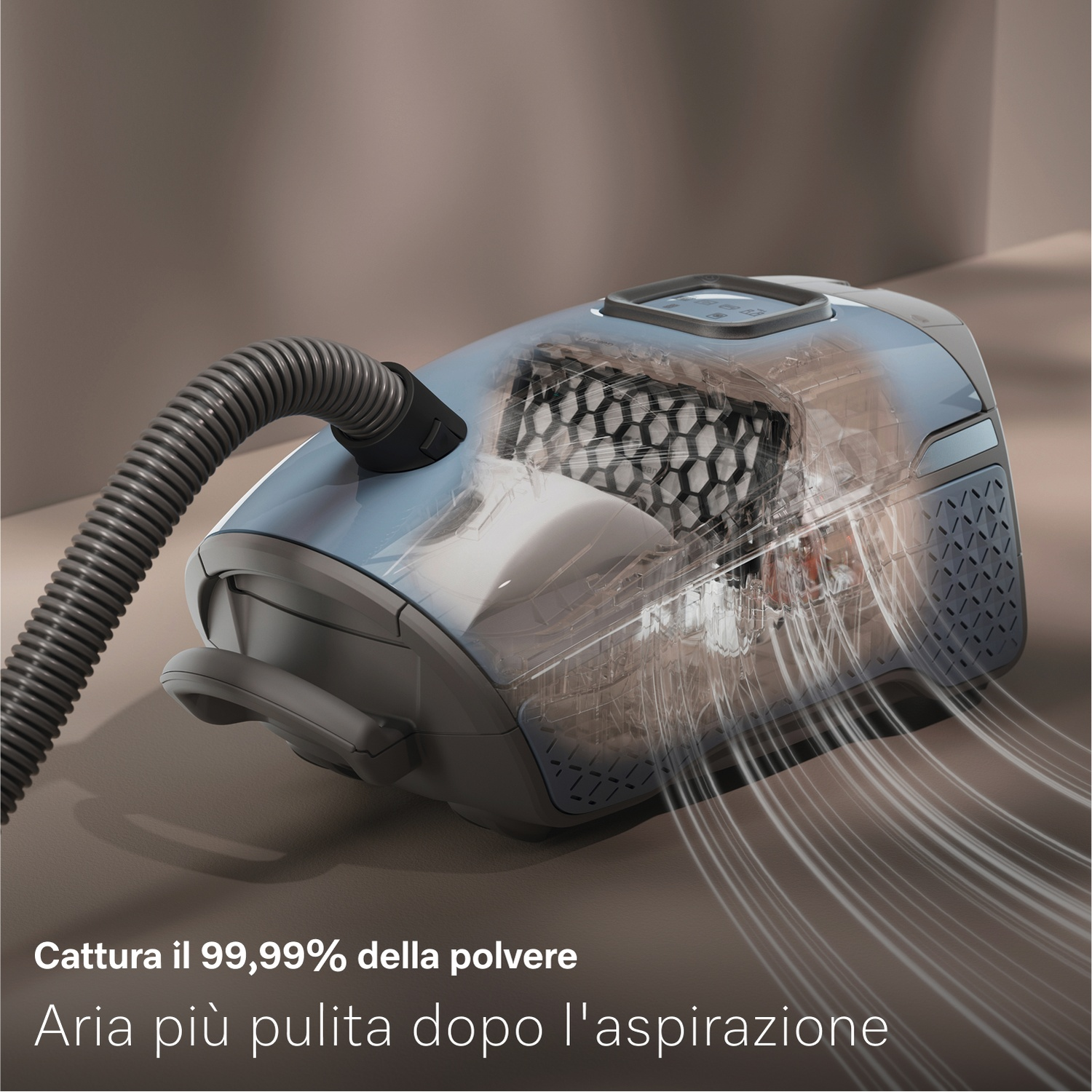 Un aspirapolvere trasparente mostra i componenti interni. Flussi d'aria escono. Il testo dice: Cattura il 99,99% della polvere, aria più pulita dopo l'aspirazione.