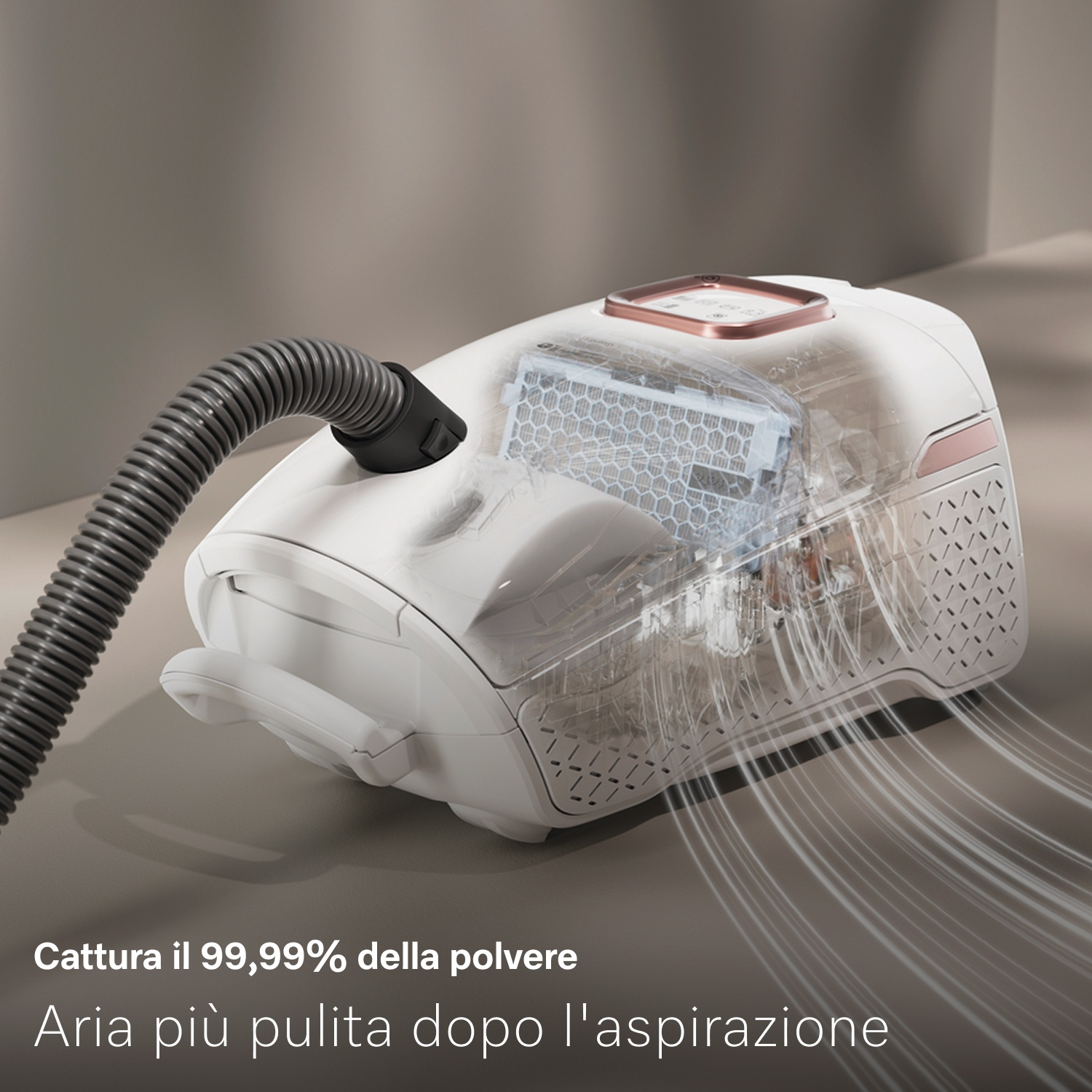 Un aspirapolvere bianco con una sezione trasparente che mostra il filtro. Flussi d'aria. Testo: Cattura il 99,99% della polvere.