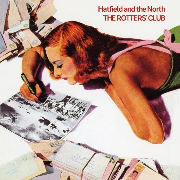 Eine Frau schreibt auf Papier. Sie trägt ein rosa Trägertop. Briefe sind verstreut. Der Text 'Hatfield and the North' steht oben.