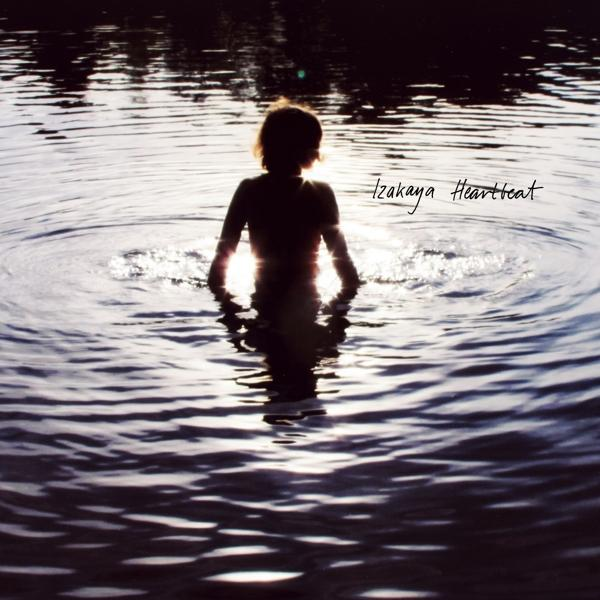 Eine Person steht im Wasser, vom Sonnenlicht beleuchtet. Wellen breiten sich aus. Text: 'Izakaya Heartbeat'.