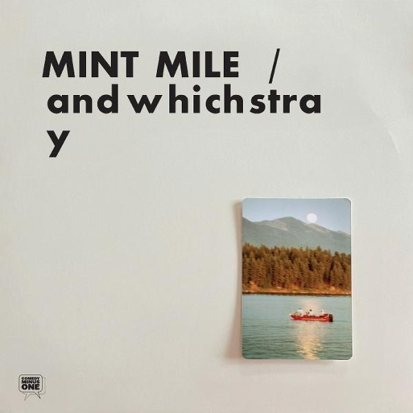 Das Bild zeigt Text mit der Aufschrift 'MINT MILE / and which stray' und ein kleines Foto eines Bootes auf dem Wasser in der Nähe von Bäumen und Bergen.
