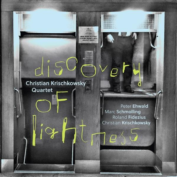 Albumcover. Worte 'discovery of lightness' in Neongrün. Namen von Musikern und ein Quartett sind ebenfalls geschrieben.