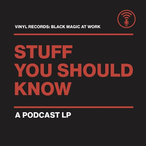 Das Cover-Artwork für eine Podcast-LP. Fettgedruckter roter Text lautet 'Stuff You Should Know'. Oben steht 'Vinyl Records: Black Magic at Work'.