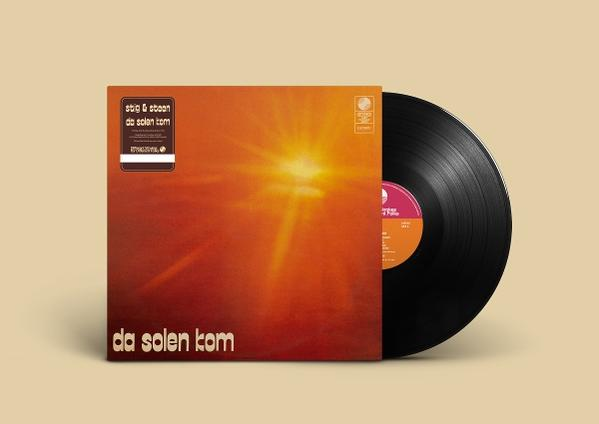 Albumcover: orangefarbener Sonnenaufgang, teilweise sichtbare schwarze Schallplatte. Text: 'Stig & Steen da solen kom'.
