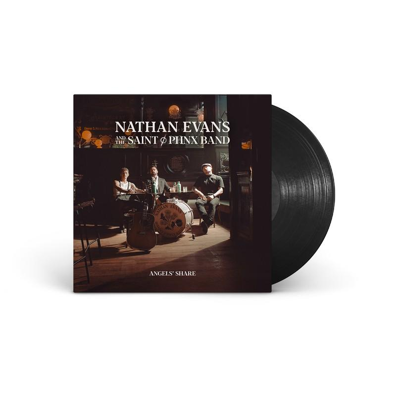 Albumcover: Nathan Evans und die Saint Phnx Band. Musiker in einem Pub, mit Trommel und Gitarre. Eine schwarze Schallplatte ist daneben.