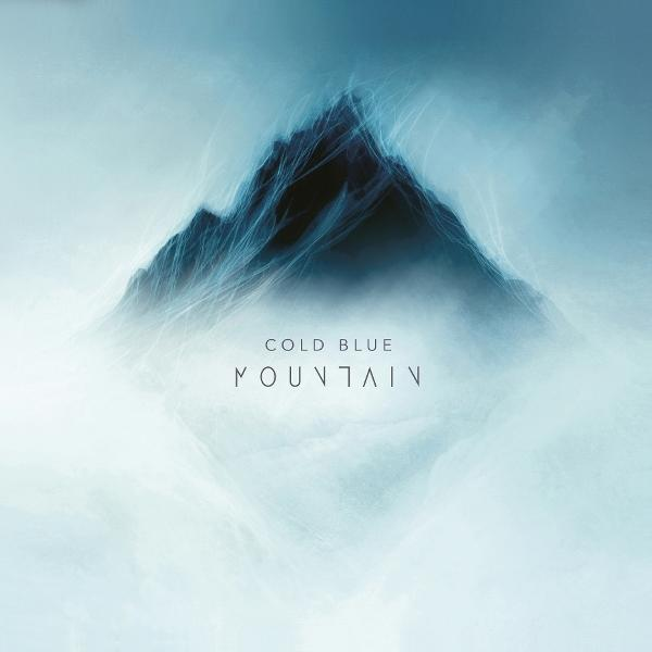 Abstrakte blaue Bergillustration mit Text 'COLD BLUE MOUNTAIN'. Der Gipfel ist dunkel, umgeben von einer nebligen Atmosphäre.