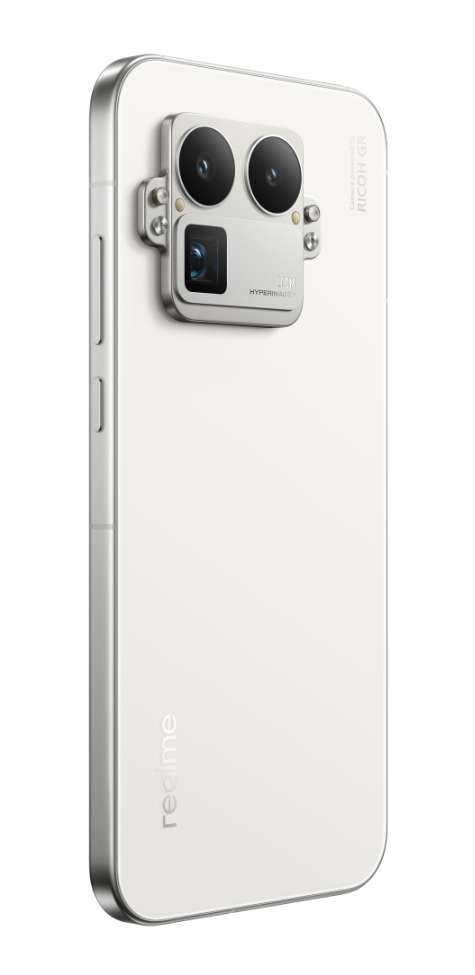 Biały smartfon ze srebrną ramką. Posiada moduł aparatu z trzema obiektywami. Telefon ma logo Realme.