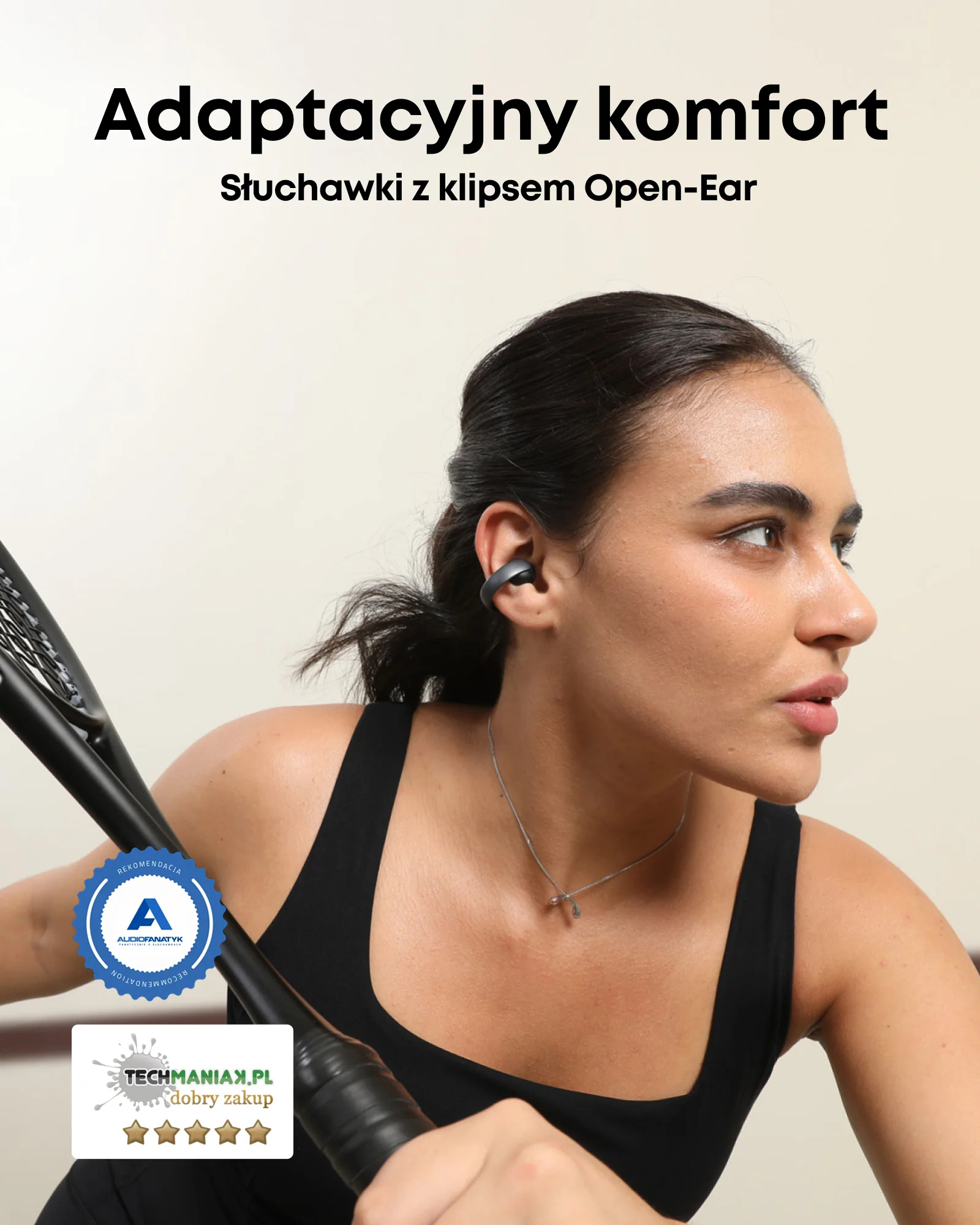 Kobieta w słuchawkach open-ear, trzymająca rakietę tenisową. Widoczne logo i tekst.