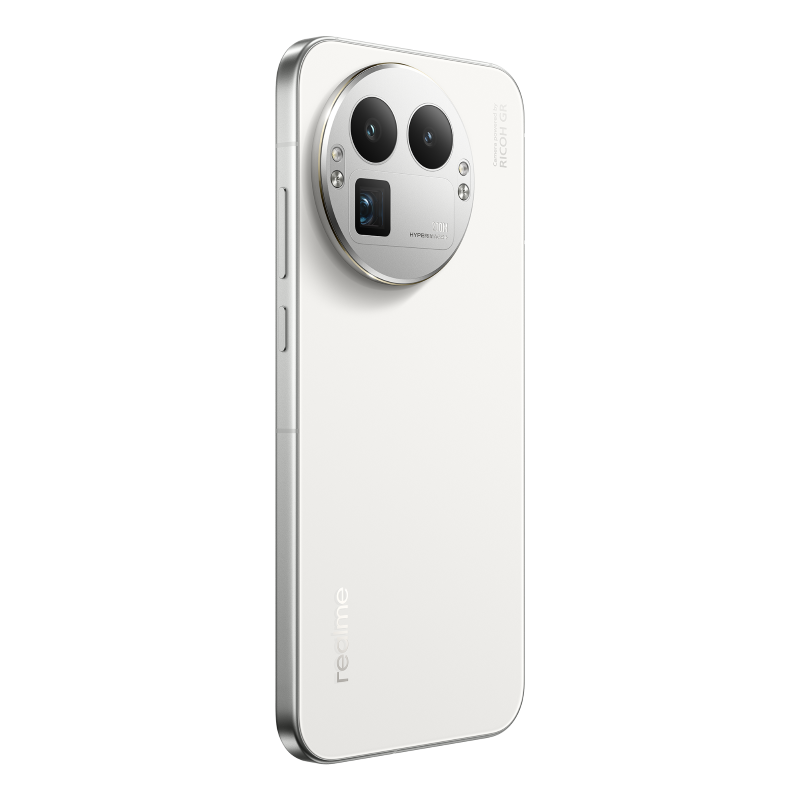Biały tył smartfona ze srebrnym obramowaniem. Okrągły moduł kamery z trzema obiektywami. Logo Realme na dole.