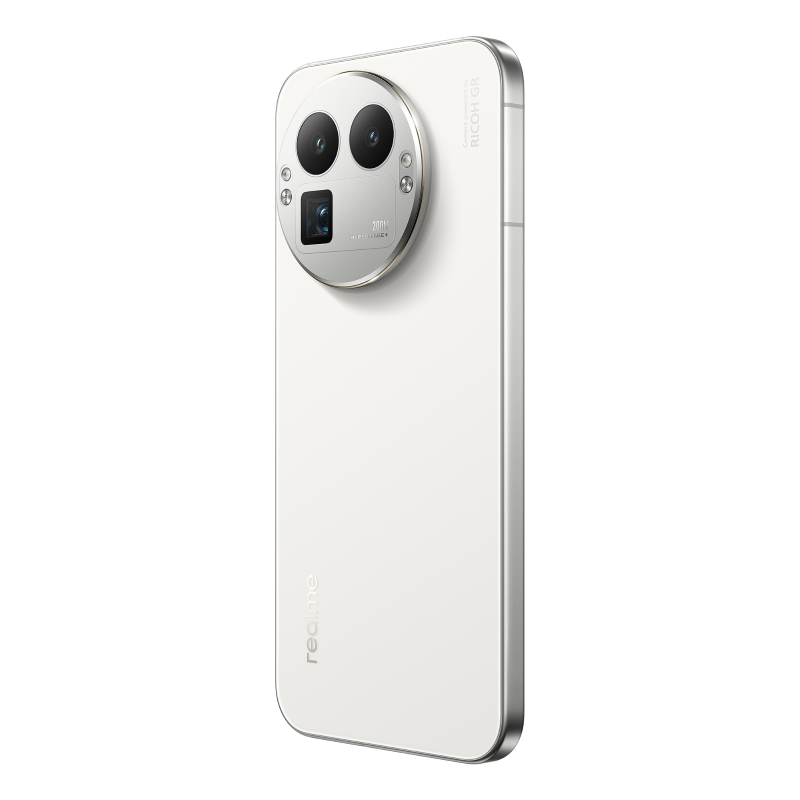 Biały smartfon ze srebrną ramką, trzema obiektywami aparatu i logo 'realme'. Telefon jest pod kątem, pokazując tył i bok.