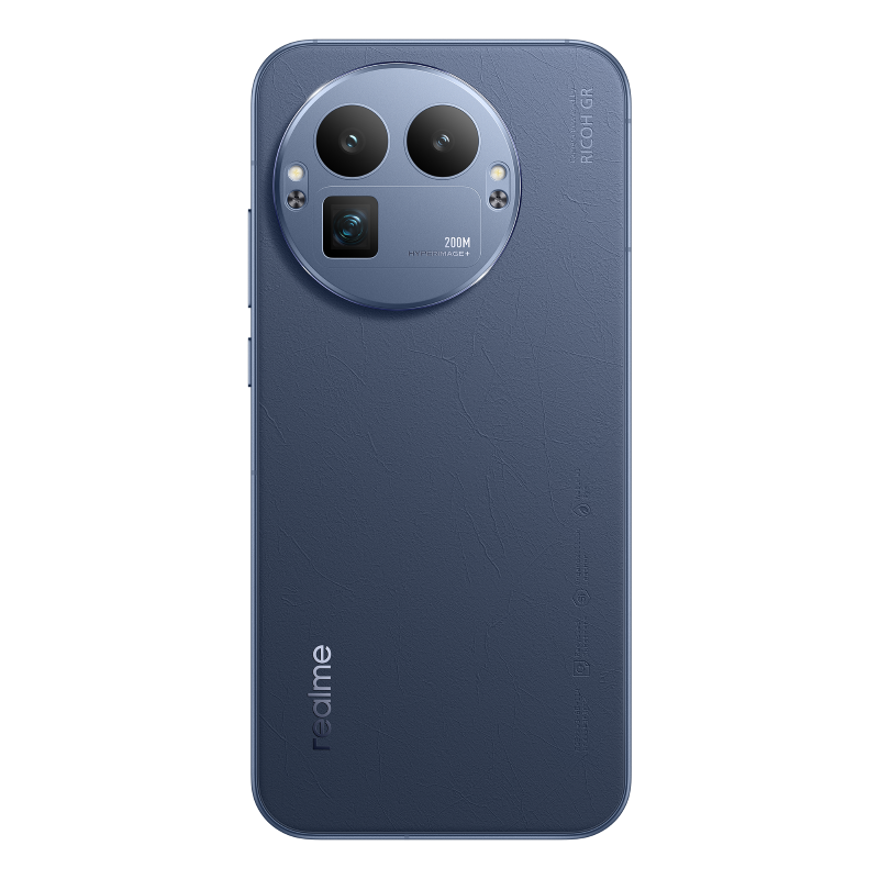 Tył niebieskiego telefonu Realme z trzema aparatami, napisem 'realme' na dole i 'RICOH GR' na górze.