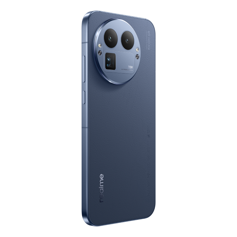 Niebieski tył telefonu Realme. Zawiera potrójny aparat, skórzaną teksturę i logo Realme. Czarne tło.