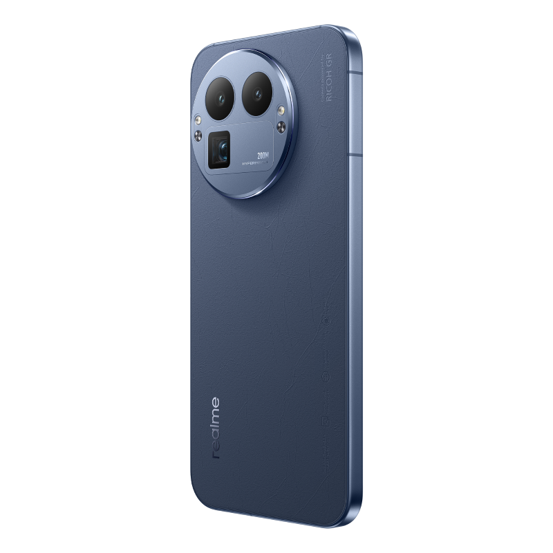 Niebieski smartfon z trzema obiektywami. Logo Realme z tyłu. Telefon jest na czarnym tle.