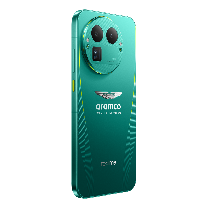 Zielony smartfon z aparatem, logo Aston Martin Aramco i marką Realme. Ma żółty przycisk boczny.