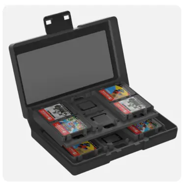 Otwarta czarna obudowa z sześcioma kolorowymi kartridżami do gier w środku. Obudowa jest na białej powierzchni.