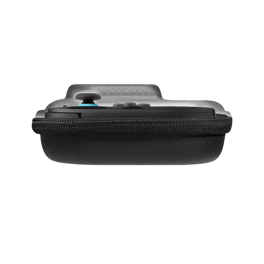 Czarny kontroler do gier w czarnym etui na białym tle. Kontroler ma niebieski joystick.