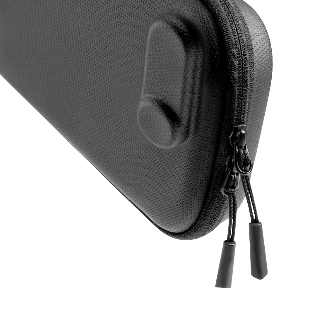 Zbliżenie czarnej obudowy z zamkiem błyskawicznym. Obudowa ma teksturowaną powierzchnię i uchwyt. Uchwyty zamka zwisają w dół.