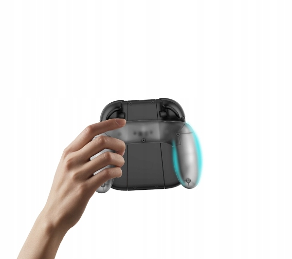 Dłoń trzymająca czarny i przezroczysty kontroler do gier z świecącymi niebieskimi krawędziami, na białym tle.