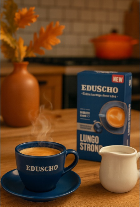 Filiżanka parującej kawy, dzbanuszek do mleka i pudełko kapsułek do kawy, na drewnianym stole, z kwiatami w wazonie.