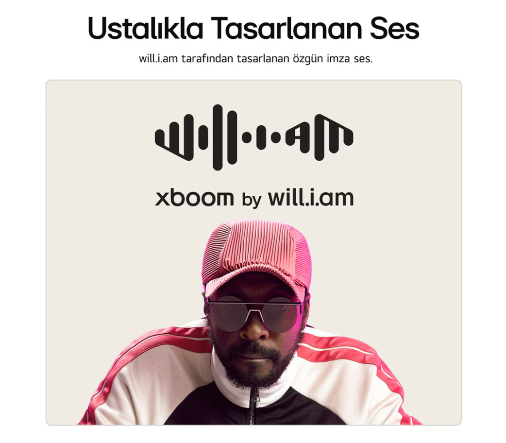 Will.i.am pembe şapka ve güneş gözlüğü takıyor. Üstte xboom by will.i.am logosu. Metin: Ustalıkla Tasarlanan Ses.