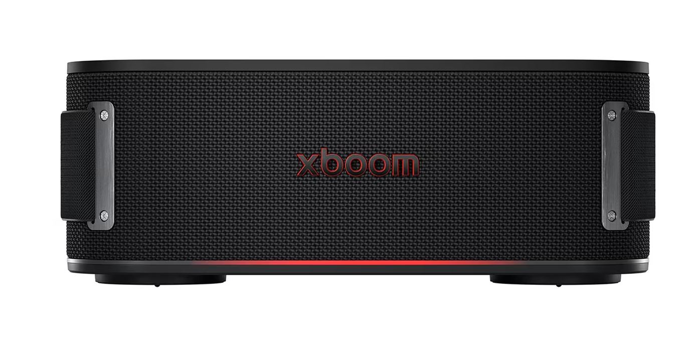 'xboom' yazılı, kırmızı detaylara sahip siyah dikdörtgen hoparlör. Tutma kolları ve altta kırmızı bir ışık şeridi bulunuyor.