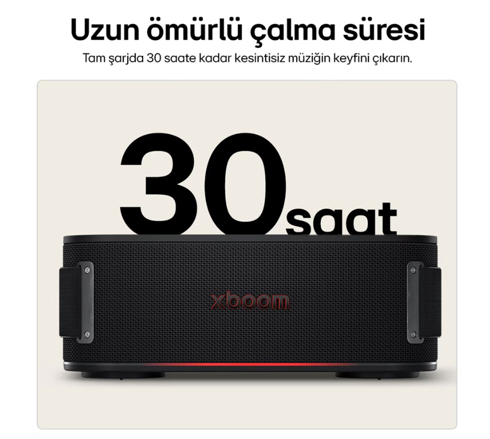 '30 saat' metni ile siyah hoparlör, 30 saat oynatma süresi belirtiyor. 'xboom' logosu görünüyor. Arka plan açık bej rengi.