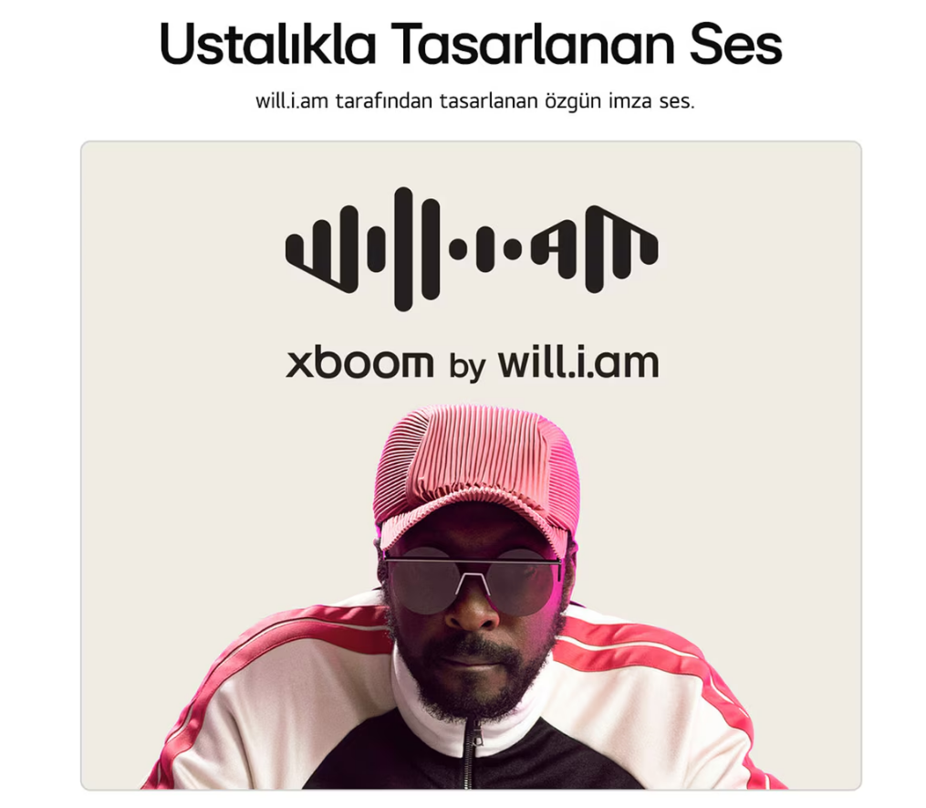 Görselde pembe şapka ve güneş gözlüğü takan will.i.am yer alıyor. Arka planda logo ve ses tasarımı hakkında metin var.