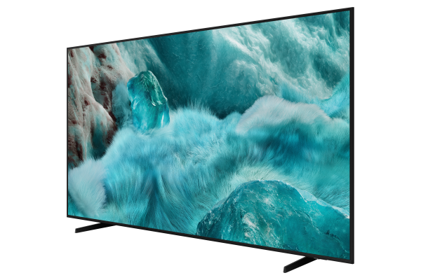 Büyük bir TV, siyah bir çerçeve ve ayaklık ile buz mavisi oluşumlardan oluşan bir manzara sergiliyor, siyah bir arka plan üzerinde.