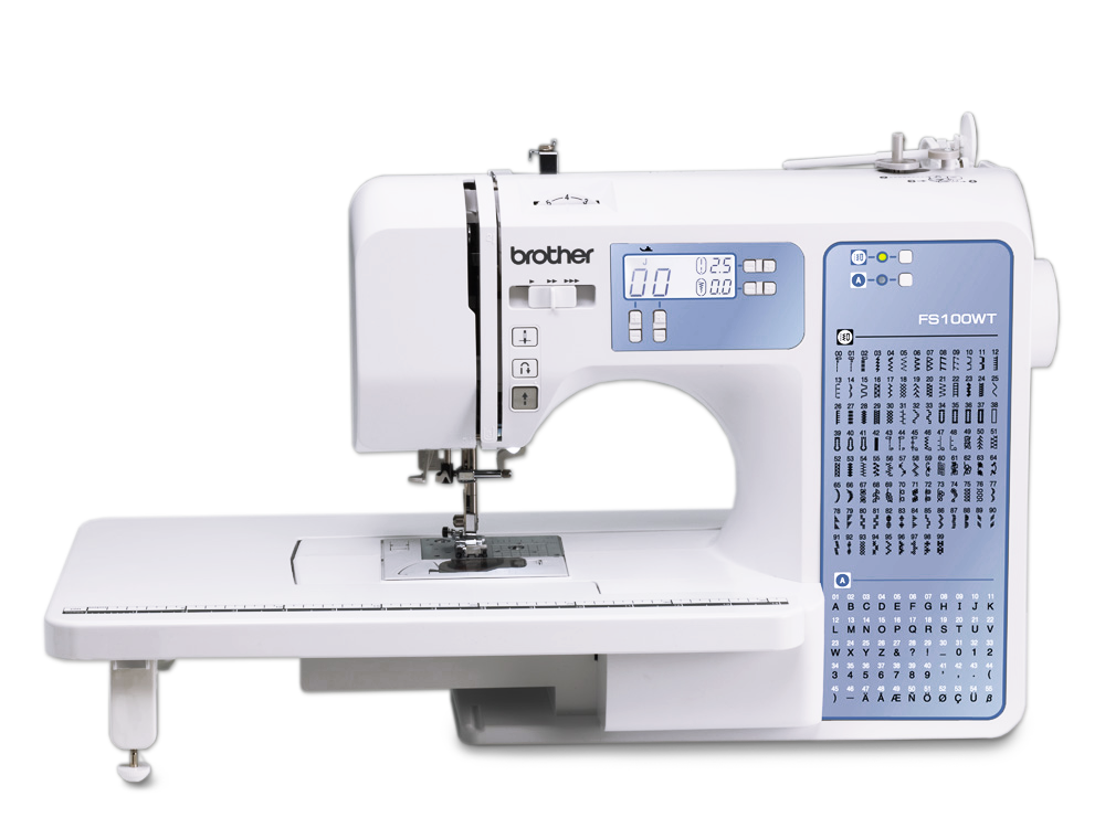 Eine weiße Brother FS100WT Nähmaschine auf grauem Hintergrund. Sie hat ein digitales Display und verschiedene Stichoptionen.