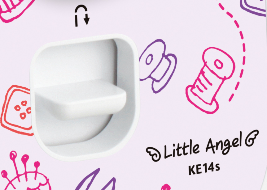 Weißes Kunststoffteil mit Ablage. Lila und rosa Zeichnungen von Nähutensilien. Text: Little Angel, KE14s.