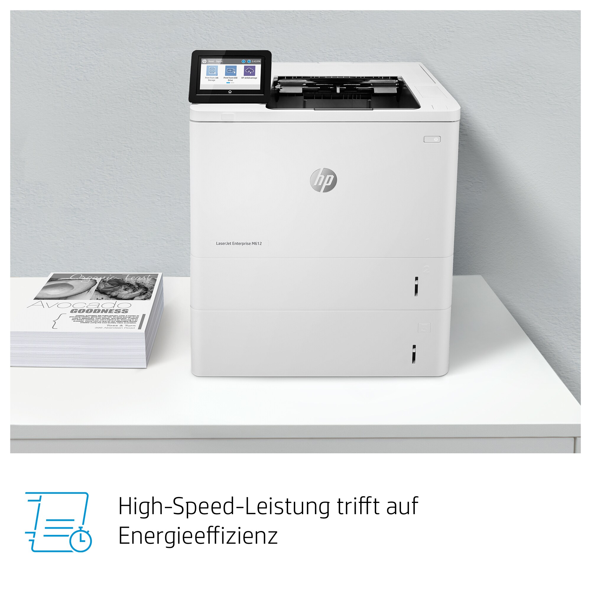 Ein weißer HP-Drucker mit Bildschirm, ein Stapel Papiere und eine Wand im Hintergrund.
