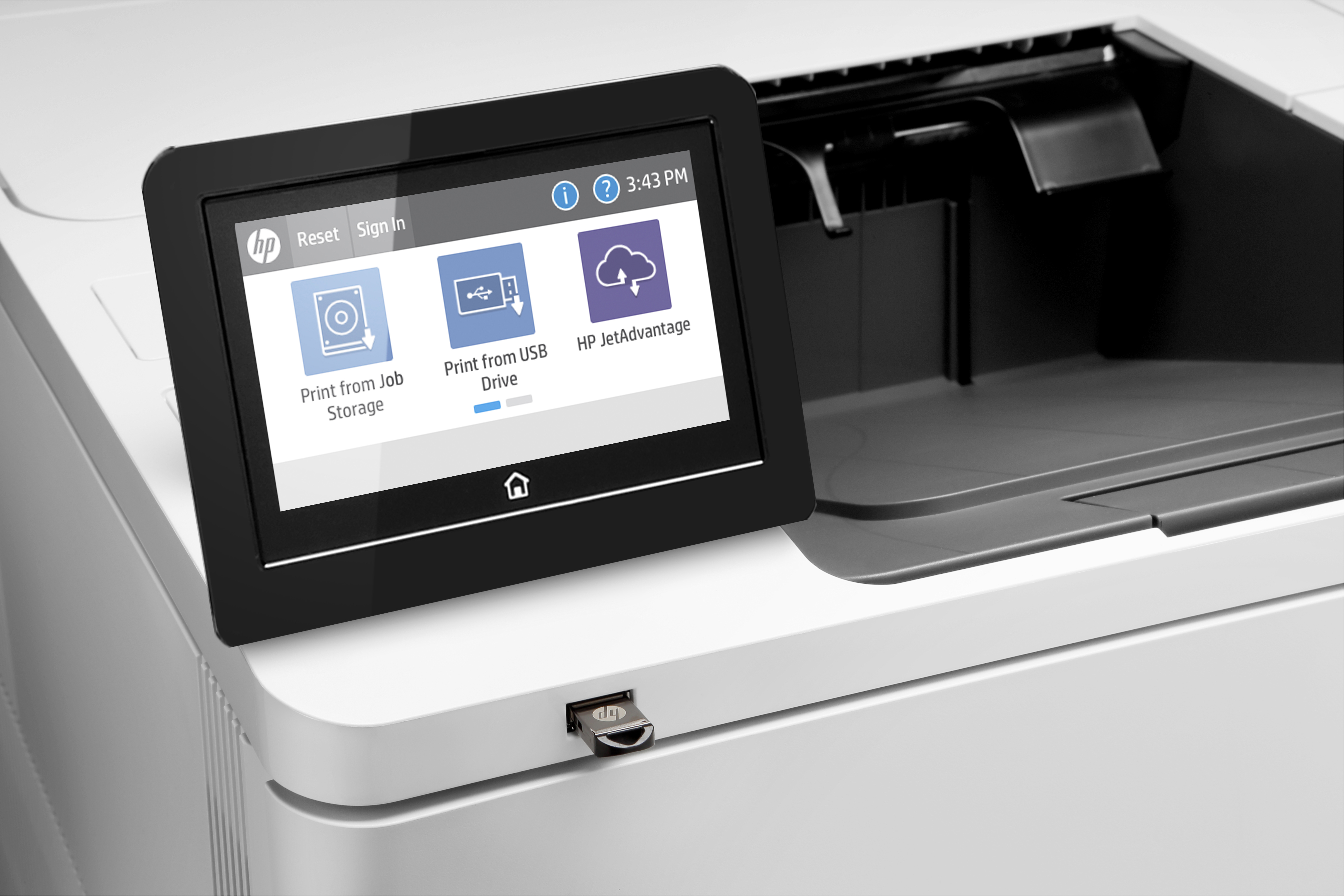 Ein Drucker mit Touchscreen. Auf dem Bildschirm werden Druckoptionen angezeigt, wie Speicher, USB-Laufwerk und HP JetAdvantage.