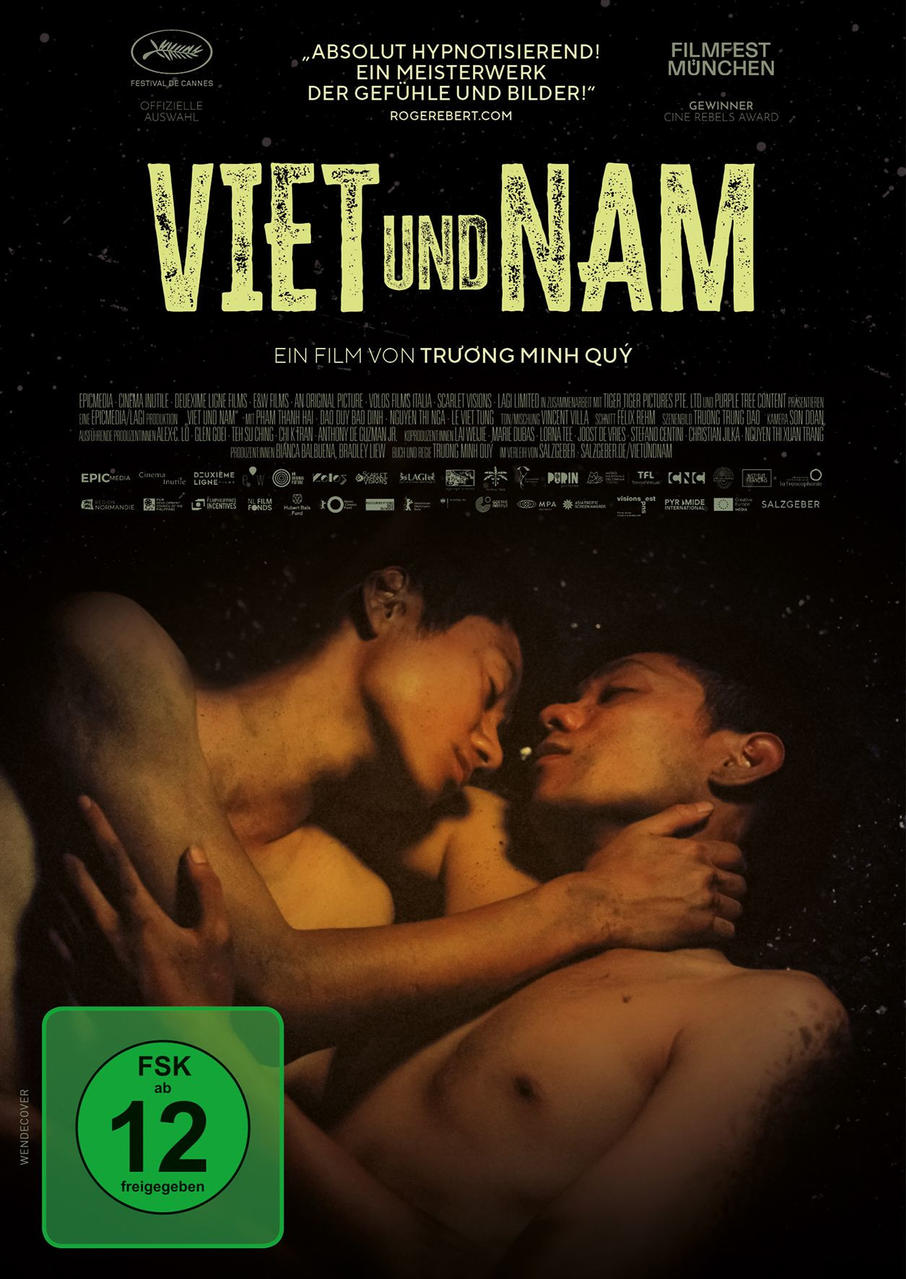 Filmposter mit zwei Männern, die sich umarmen. Der Titel "Viet und Nam" steht oben. Grüner Kreis mit Text unten.