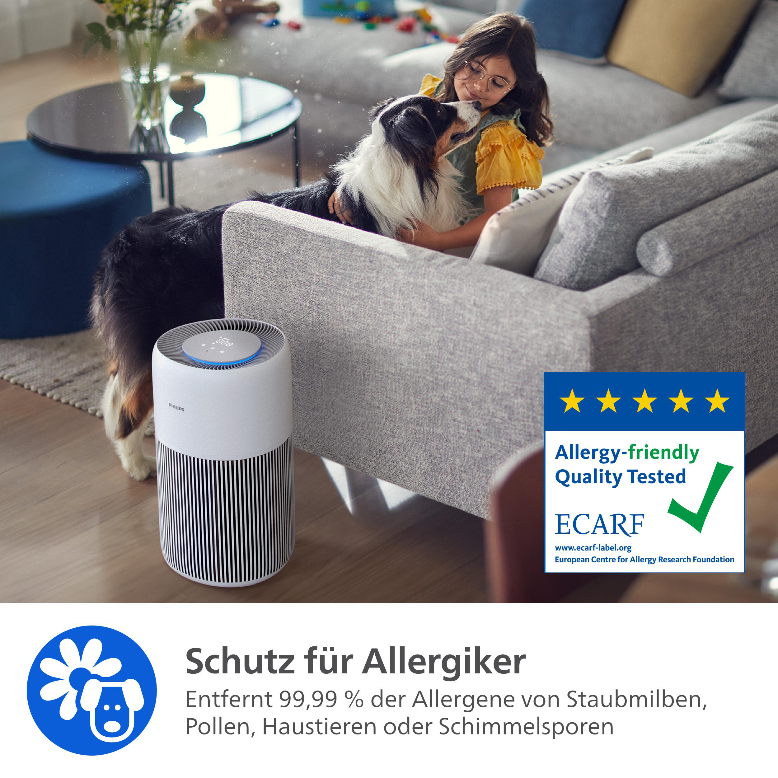 Ein Mädchen streichelt einen Hund in der Nähe eines Sofas, mit Luftreiniger und Allergie-Label.