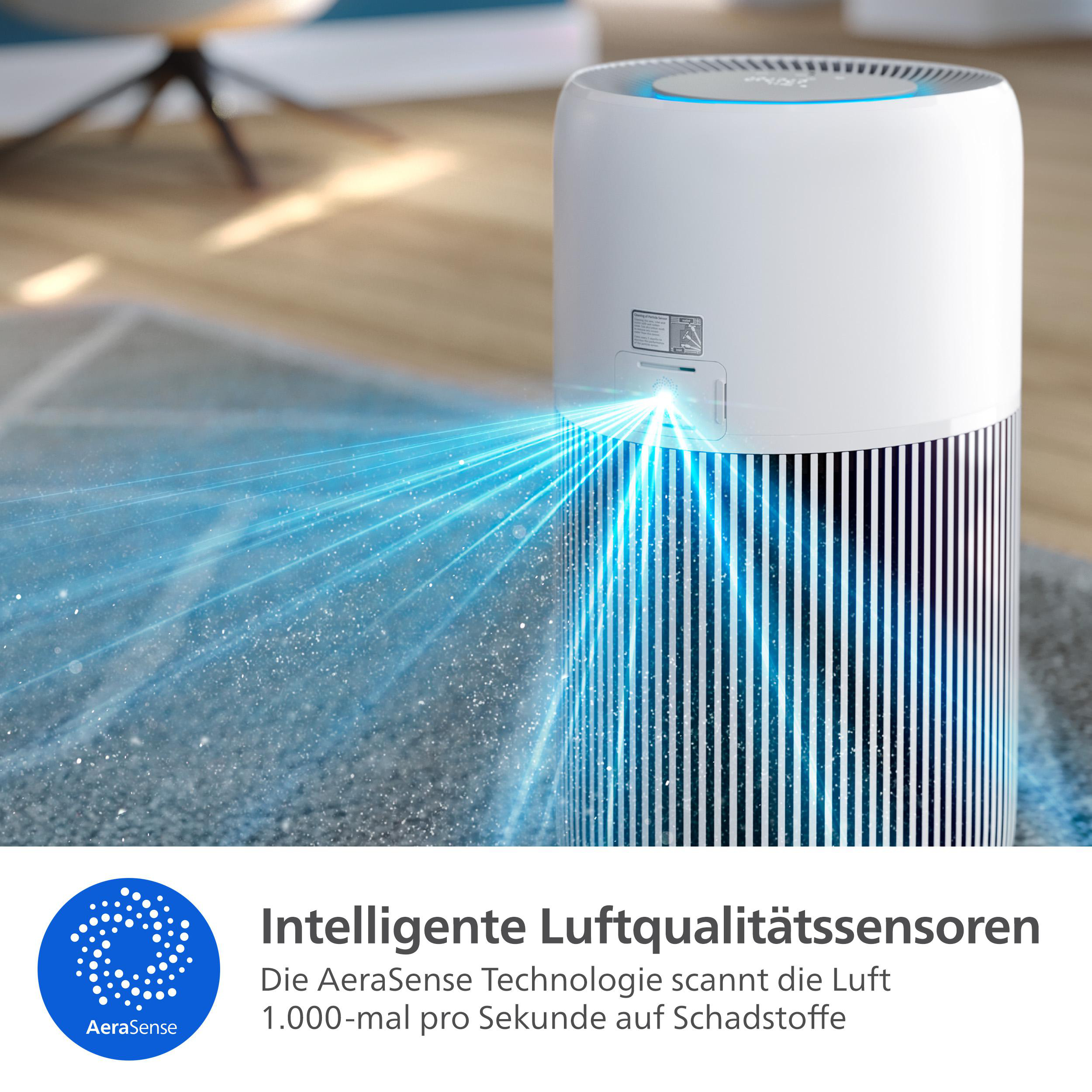 Ein Luftreiniger mit blauen Lichtstrahlen. Er steht auf einem gemusterten Teppich. Blaues AeraSense-Logo ist sichtbar.