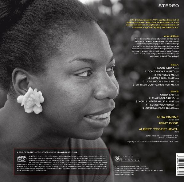 Nina Simones Gesicht, Blume-Ohrring, Albumtext, 'Little Girl Blue' auf dem Cover, in Graustufen.