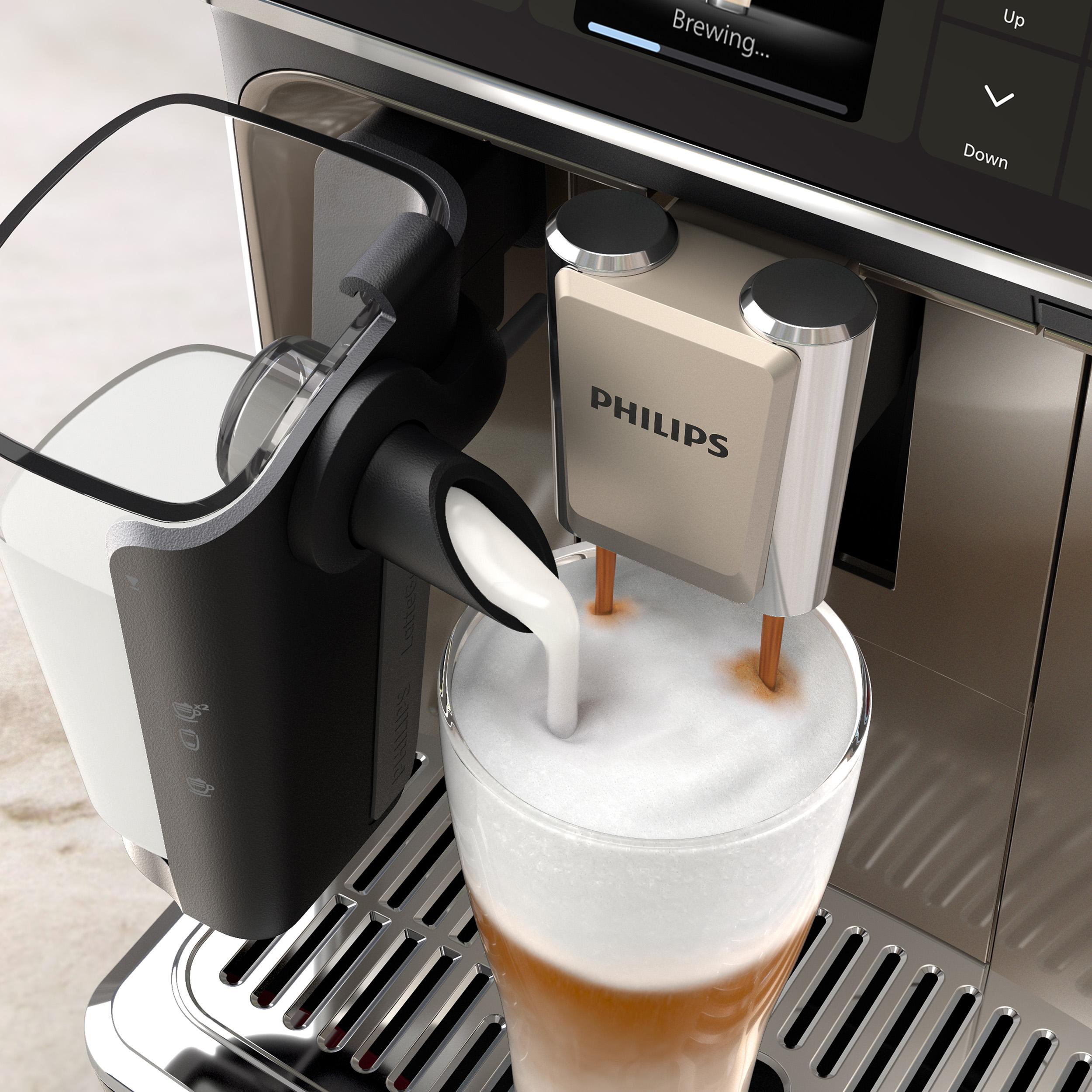 Kaffeemaschine, die Latte zubereitet. Milch wird ins Glas gegossen. Philips-Logo sichtbar. Maschine silber und schwarz.
