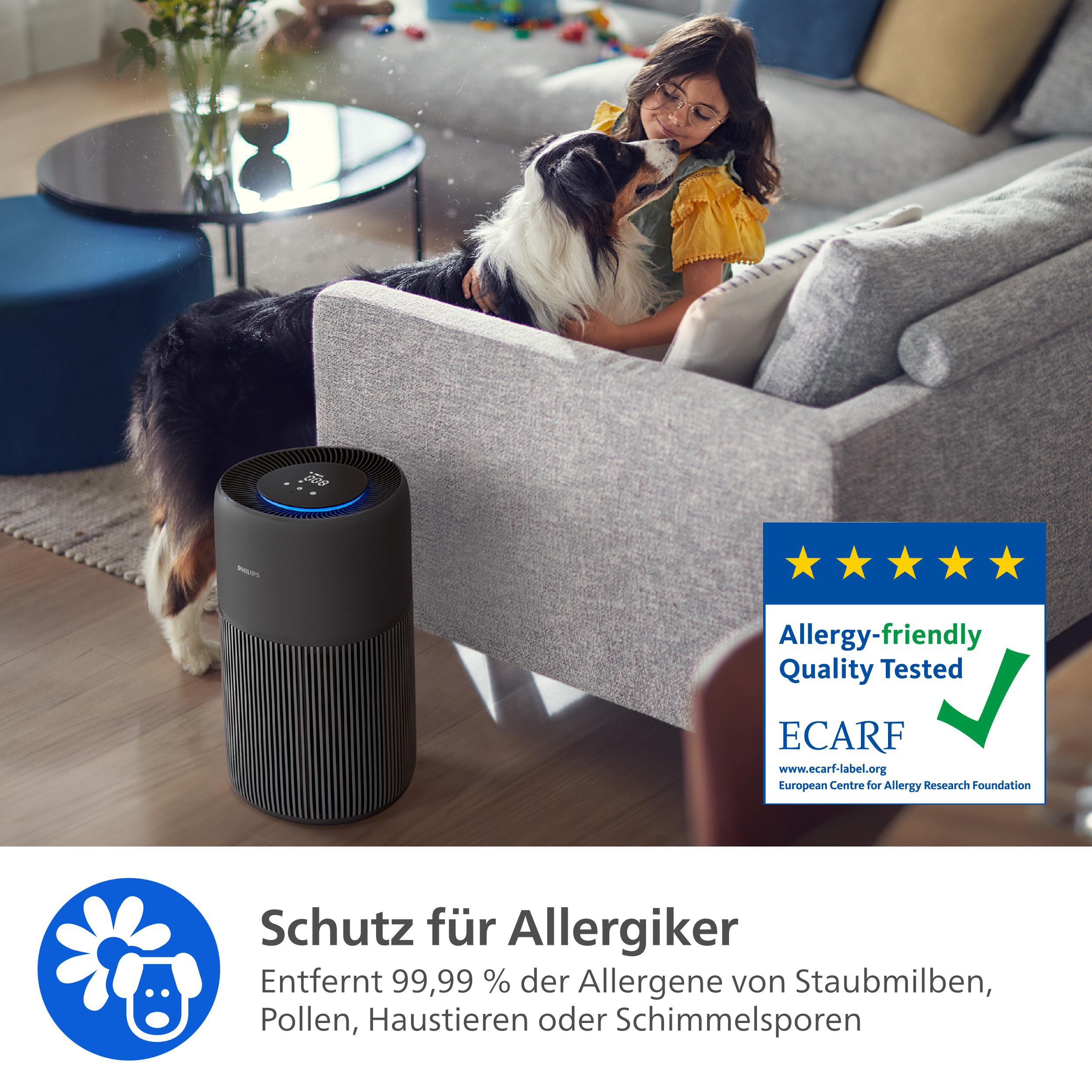 Ein Mädchen streichelt einen Hund auf einem Sofa. Ein Luftreiniger ist im Vordergrund. Ein allergiefreundliches Logo ist sichtbar.