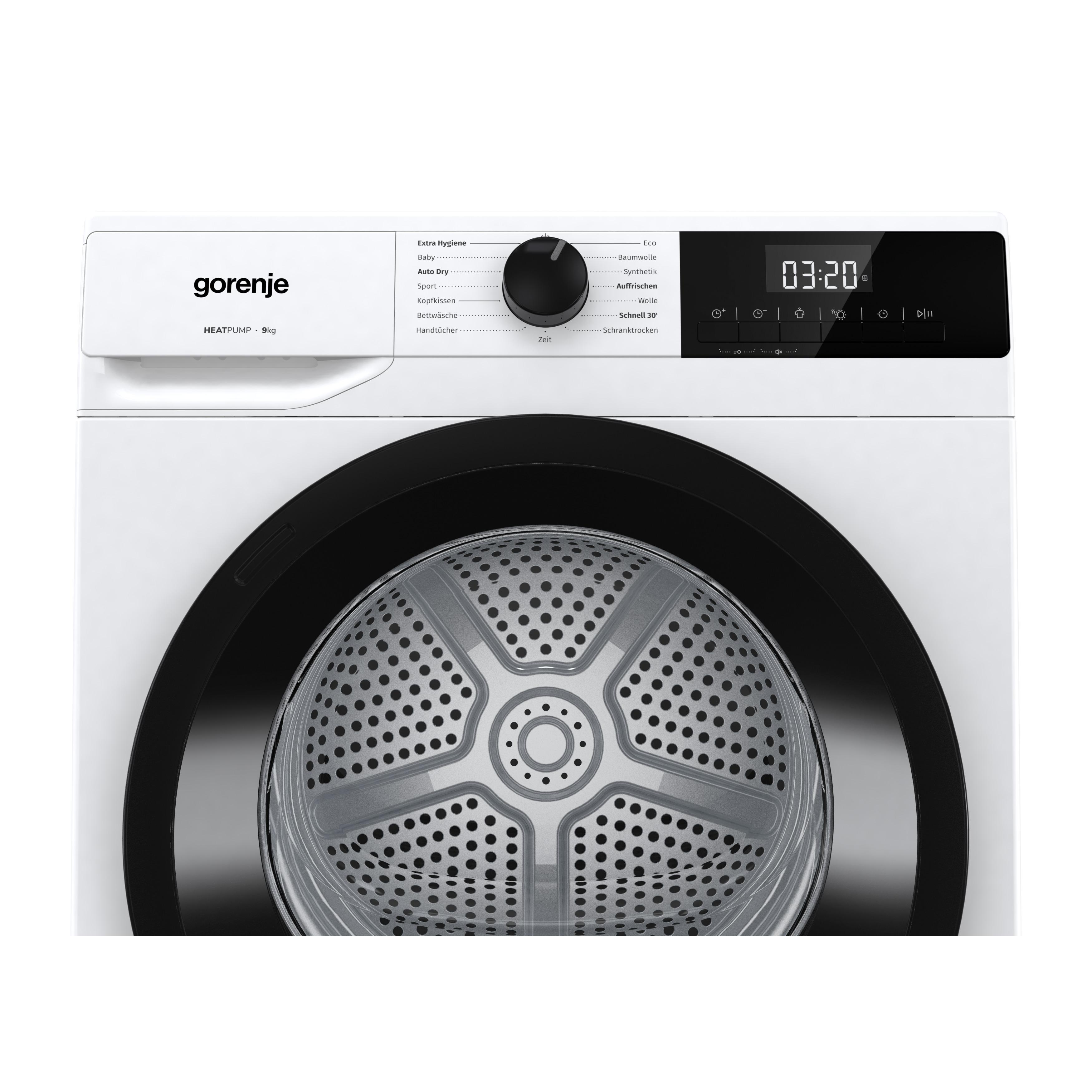 Ein weißer Gorenje-Trockner mit schwarzer Tür. Eine Digitalanzeige zeigt 03:20. Auf dem Bedienfeld sind verschiedene Programmoptionen beschriftet.