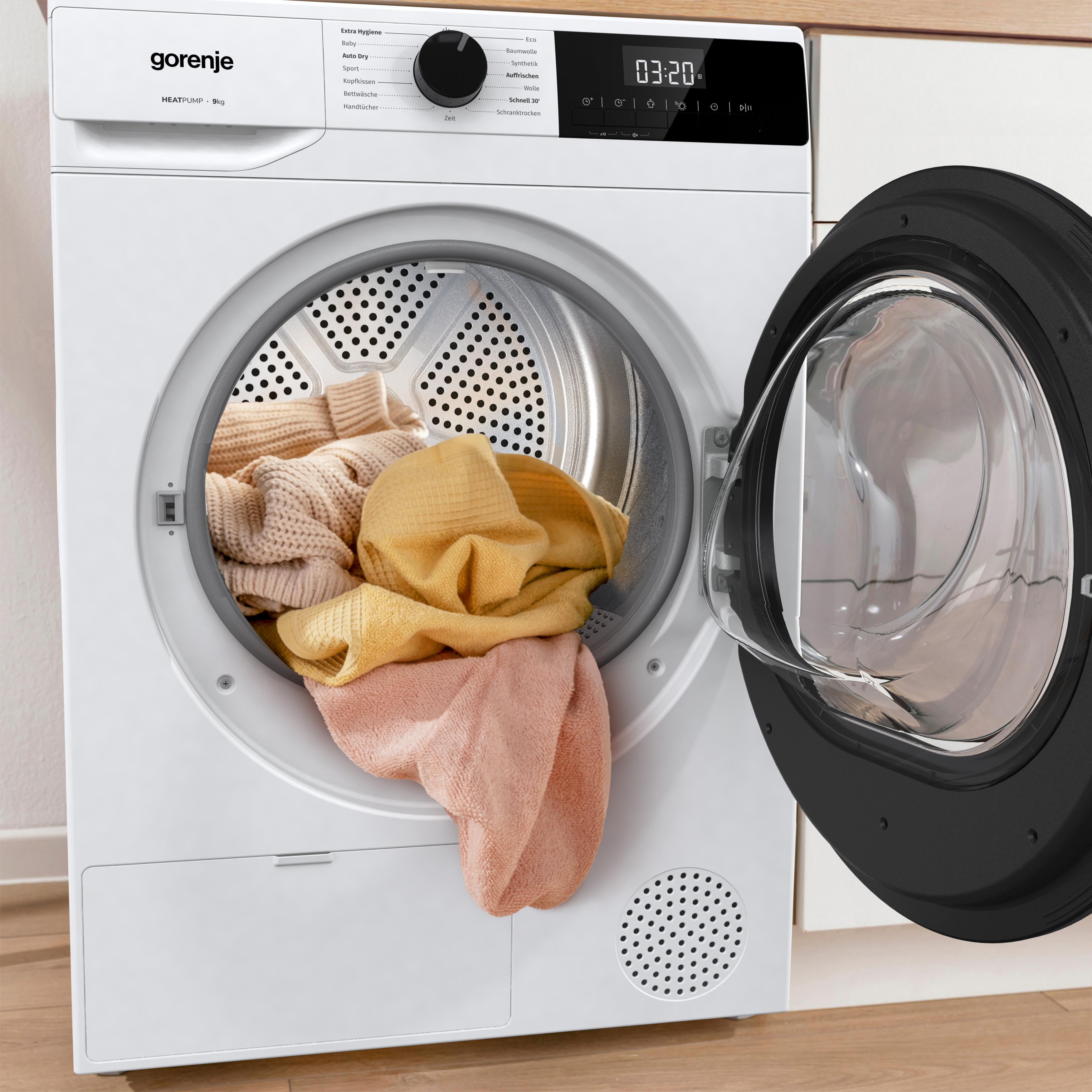 Ein weißer Gorenje-Trockner mit geöffneter Tür, der Kleidung im Inneren zeigt. Die Anzeige zeigt die Zeit.