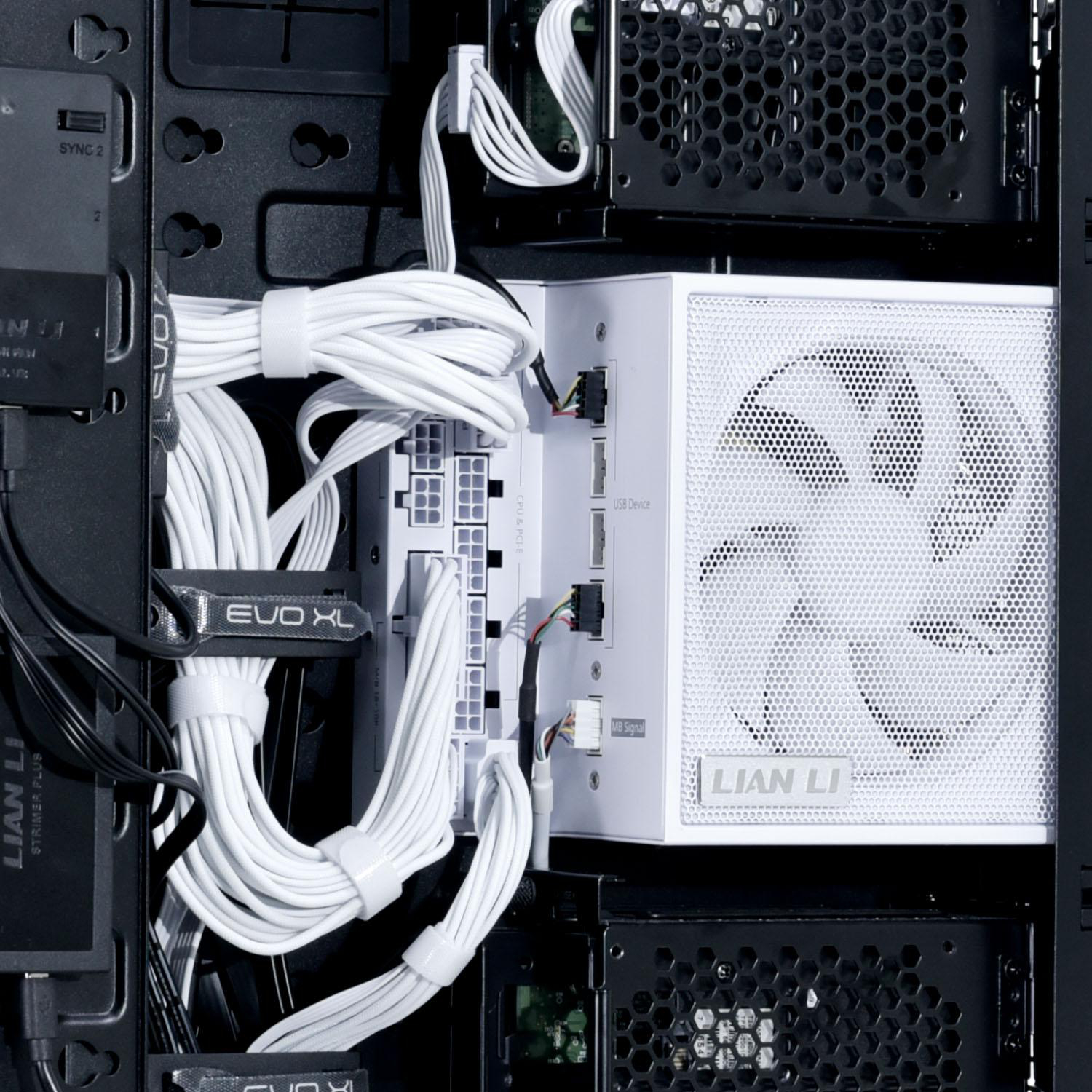 In einem Computergehäuse sind ein weißes Netzteil und weiße Kabel zu sehen. Schwarze Komponenten und ein Lüfter sind ebenfalls vorhanden.