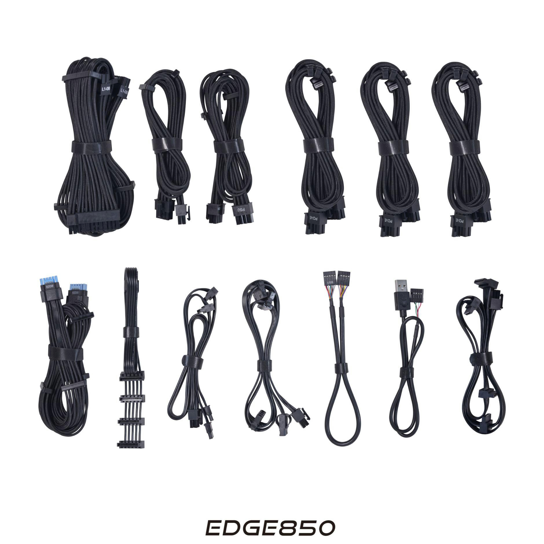 Das Bild zeigt verschiedene schwarze Netzkabel, die auf weißem Hintergrund angeordnet sind. Die Kabel haben unterschiedliche Anschlüsse.