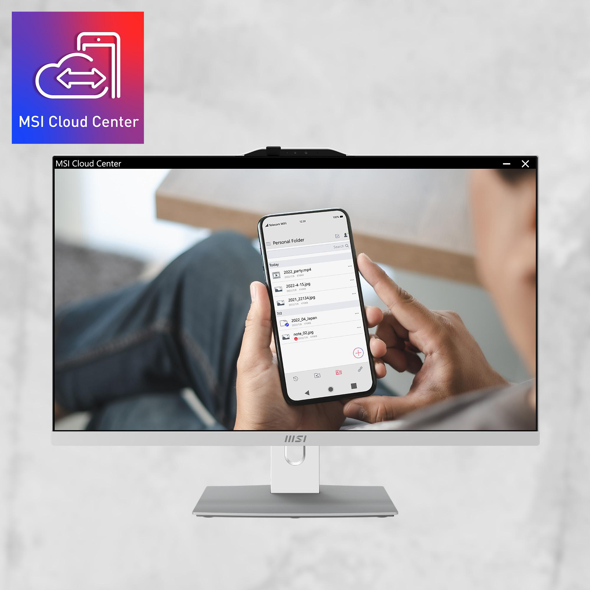 Eine Person, die ein Smartphone hält, das Dateinamen auf einem Computermonitor anzeigt. Der Bildschirm zeigt das MSI Cloud Center-Logo.