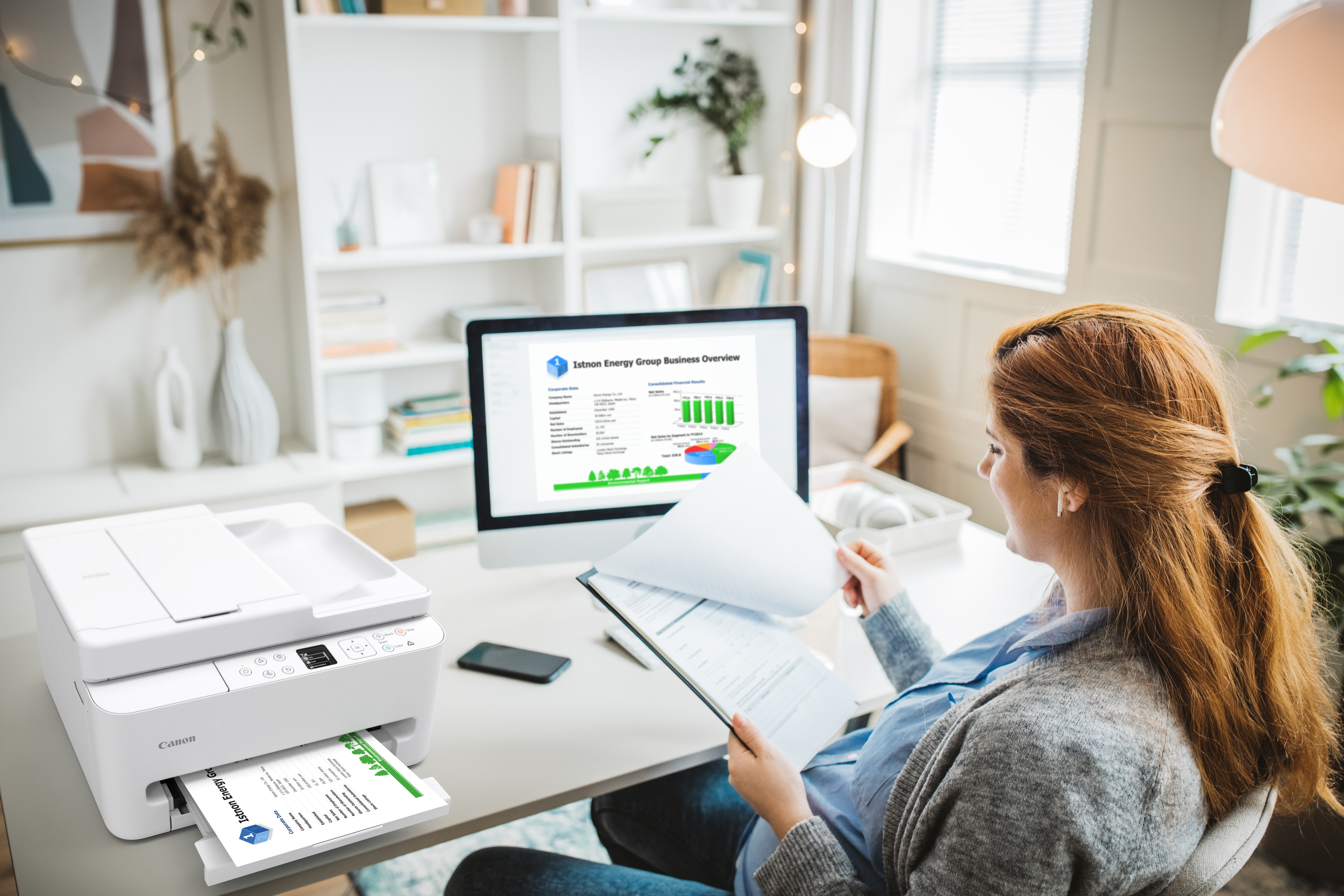Kobieta w biurze przegląda dokumenty. Drukarka drukuje dokument. Ekran komputera pokazuje przegląd biznesowy.