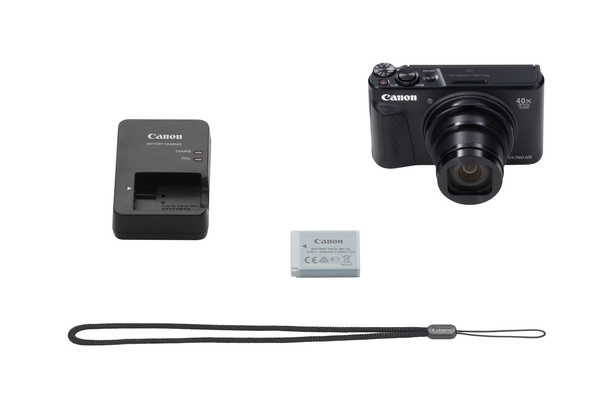 Beyaz zemin üzerinde siyah bir Canon fotoğraf makinesi, şarj cihazı, pil ve bilek kayışı. Fotoğraf makinesi merkezde.