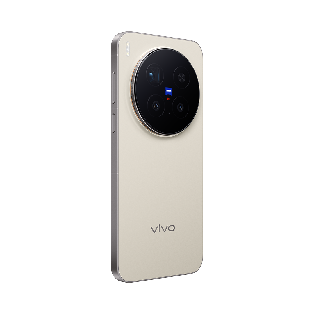 Sağa doğru açılı bir bej Vivo akıllı telefon. Büyük bir kamera modülü, gümüş çerçevesi ve alt kısımda Vivo logosu var. Arka plan beyazdır.